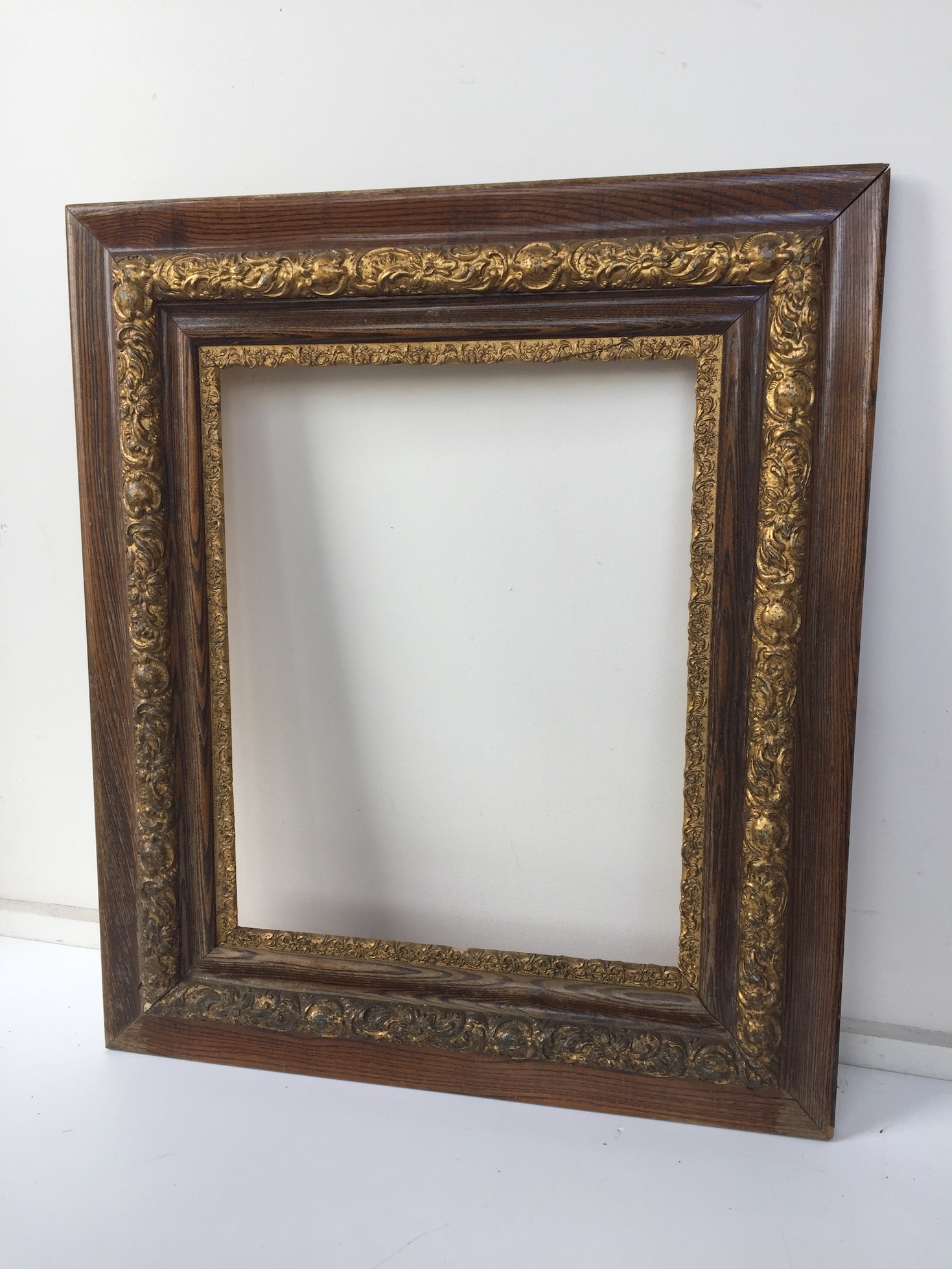 FRAME, Oak Medium w Gold Detail - 66 x 76cm